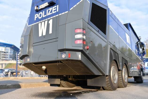 Fußball Europa League - Viertelfinale - FC Schalke 04 - Ajax Amsterdam am 20.04.2017 in der Veltins Arena auf Schalke heute extrem hohe Sicherheitsvorkehrungen durch die Polizei und Wachdienste insbesondere am Einlass der Holländischen Fans.. PM