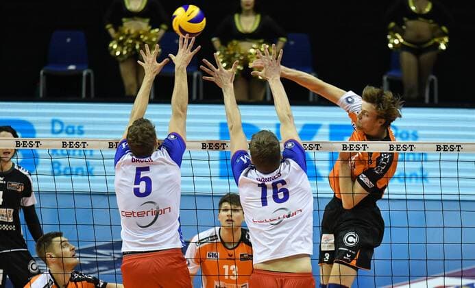 Robert Kromm (BR Volleys), beim Schmetterball, vorne Lukas Bauer (United Volleys), Chiristian Dünnes (United Volleys), BR Volleys Berlin - United Volleys Rhein-Main Deutsche Volleyball Liga, Saison 2016 2017, Herren, Männer, Männer, men, playoff, play-off, Halbfinale, Spiel 3m Volleyball, Deutschland, Germany, Max-Schmeling-Halle Berlin, 20.4.2017