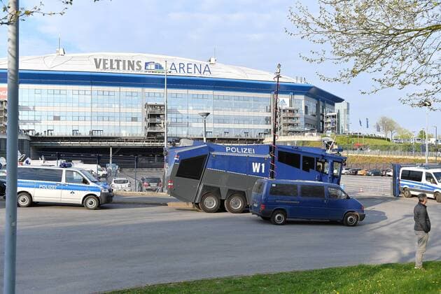 Fußball Europa League - Viertelfinale - FC Schalke 04 - Ajax Amsterdam am 20.04.2017 in der Veltins Arena auf Schalke heute extrem hohe Sicherheitsvorkehrungen durch die Polizei und Wachdienste insbesondere am Einlass der Holländischen Fans.. PM