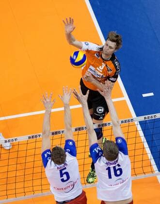 Berlin, Deutschland, 20.04.2017: Volleyball Bundesliga Playoff Halbfinale Spiel 3 Saison 2016 2017 - Berlin Recycling Volleys - United Volleys Rhein-Main. Robert Kromm (BR Volleys 3) gegen den Block aus Lukas Bauer (United Volleys 5) und Christian Dünnes Duennes (United Volleys 16)