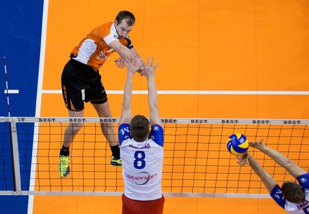 Berlin, Deutschland, 20.04.2017: Volleyball Bundesliga Playoff Halbfinale Spiel 3 Saison 2016 2017 - Berlin Recycling Volleys - United Volleys Rhein-Main. Wouter ter Maat (BR Volleys 16) gegen den Block aus Jan Klobucar (United Volleys 8) und Lukas Bauer (United Volleys 5)