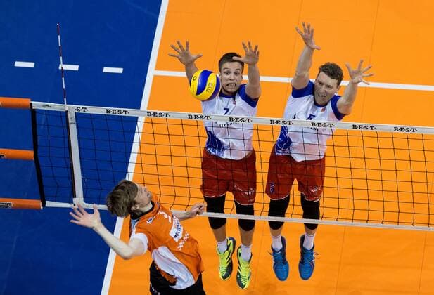 Berlin, Deutschland, 20.04.2017: Volleyball Bundesliga Playoff Halbfinale Spiel 3 Saison 2016 2017 - Berlin Recycling Volleys - United Volleys Rhein-Main. Robert Kromm (BR Volleys 3) gegen den Block aus Jannis Hopt (United Volleys 7) und Lukas Bauer (United Volleys 5)