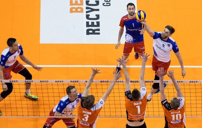 Berlin, Deutschland, 20.04.2017: Volleyball Bundesliga Playoff Halbfinale Spiel 3 Saison 2016 2017 - Berlin Recycling Volleys - United Volleys Rhein-Main. Jan Klobucar (United Volleys 8) gegen den Block aus Robert Kromm (BR Volleys 3), Aleksandar Okolic (BR Volleys 1), Sebastian Kühner Kuehner (BR Volleys 10)