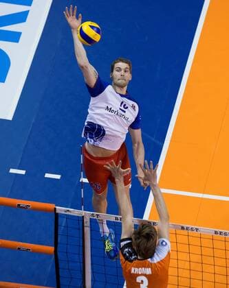Berlin, Deutschland, 20.04.2017: Volleyball Bundesliga Playoff Halbfinale Spiel 3 Saison 2016 2017 - Berlin Recycling Volleys - United Volleys Rhein-Main. Christian Dünnes Duennes (United Volleys 16) gegen den Block aus Robert Kromm (BR Volleys 3)