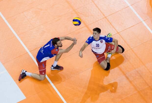 Berlin, Deutschland, 20.04.2017: Volleyball Bundesliga Playoff Halbfinale Spiel 3 Saison 2016 2017 - Berlin Recycling Volleys - United Volleys Rhein-Main. Florian Ringseis (United Volleys 1) und Moritz Reichert (United Volleys 10)