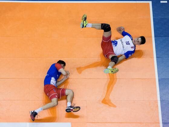Berlin, Deutschland, 20.04.2017: Volleyball Bundesliga Playoff Halbfinale Spiel 3 Saison 2016 2017 - Berlin Recycling Volleys - United Volleys Rhein-Main. Florian Ringseis (United Volleys 1) und Moritz Reichert (United Volleys 10) am Boden