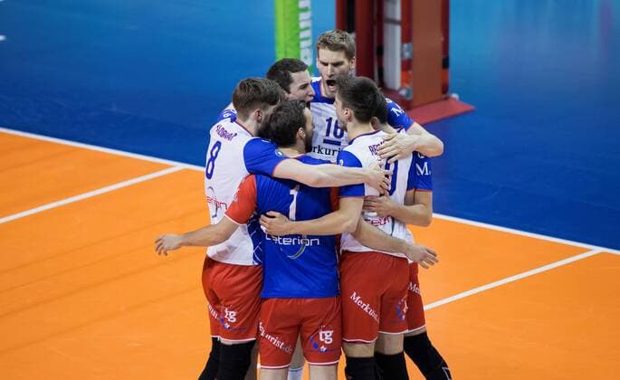 Berlin, Deutschland, 20.04.2017: Volleyball Bundesliga Playoff Halbfinale Spiel 3 Saison 2016 2017 - Berlin Recycling Volleys - United Volleys Rhein-Main. Jubel Jan Klobucar (United Volleys 8), Georg Escher (United Volleys 9), Florian Ringseis (United Volleys 1), Christian Dünnes Duennes (United Volleys 16), Moritz Reichert (United Volleys 10)