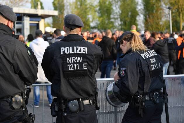 Fußball Europa League - Viertelfinale - FC Schalke 04 - Ajax Amsterdam am 20.04.2017 in der Veltins Arena auf Schalke heute extrem hohe Sicherheitsvorkehrungen durch die Polizei und Wachdienste insbesondere am Einlass der Holländischen Fans.. PM