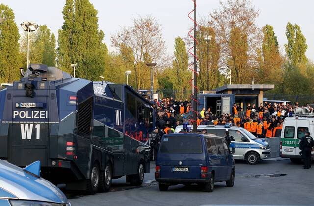 Fans von Ajax Amsterdam vor der Veltins-Arena werden von der Polizei bewacht beim Europa League Viertelfinal Rückspiel (Saison 2016 17) FC Schalke 04 - Ajax Amsterdam Copyright: Thomas Pakusch
