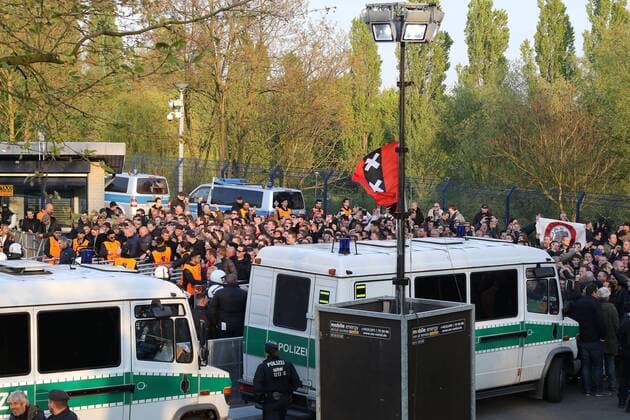 Fans von Ajax Amsterdam vor der Veltins-Arena werden von der Polizei bewacht beim Europa League Viertelfinal Rückspiel (Saison 2016 17) FC Schalke 04 - Ajax Amsterdam Copyright: Thomas Pakusch