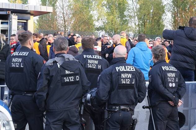Polizisten stehen vor der Veltins-Arena und beobachten die Fans von Ajax Amsterdam beim Europa League Viertelfinal Rückspiel (Saison 2016 17) FC Schalke 04 - Ajax Amsterdam Copyright: Thomas Pakusch