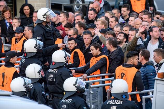Polizei bei den Einlasskontrollen der Amsterdamer Fans beim Europa League Spiel zwischen dem FC Schalke 04 und Ajax Amsterdam am 20.04.2017, Gelsenkirchen Copyright: xSchuelerx xEibnerx-xPressefotox EP_JSE