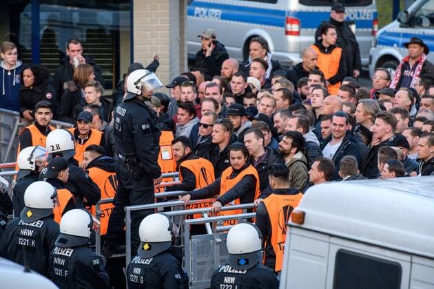 Bilder des Tages - SPORT Polizei bei den Einlasskontrollen der Amsterdamer Fans beim Europa League Spiel zwischen dem FC Schalke 04 und Ajax Amsterdam am 20.04.2017, Gelsenkirchen Copyright: xSchuelerx xEibnerx-xPressefotox EP_JSE