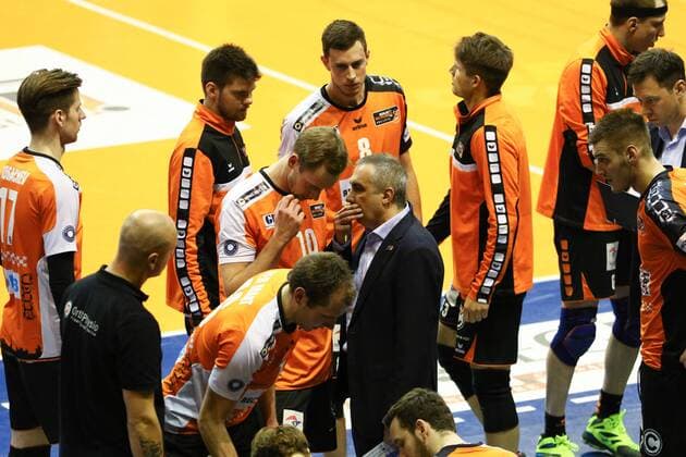 Volleyball, Herren, Saison 2016 17, 1. Bundesliga, Playoff, Halbfinale, 3. Spiel, BR Volleys - United Volleys Rhein-Main Cheftrainer Roberto Serniotti (Berlin Recycling Volleys) bei einer Auszeit, 20.04.17, Copyright: xMichaelxHundtx xMatthiasxKochx
