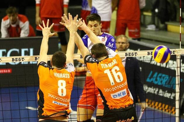 Volleyball, Herren, Saison 2016 17, 1. Bundesliga, Playoff, Halbfinale, 3. Spiel, BR Volleys - United Volleys Rhein-Main Graham Vigrass (Nr. 8, Berlin Recycling Volleys), Moritz Reichert (Nr. 10, United Volleys Rhein-Main), Wouter ter Maat (Nr. 16, Berlin Recycling Volleys), 20.04.17, Copyright: xMichaelxHundtx xMatthiasxKochx