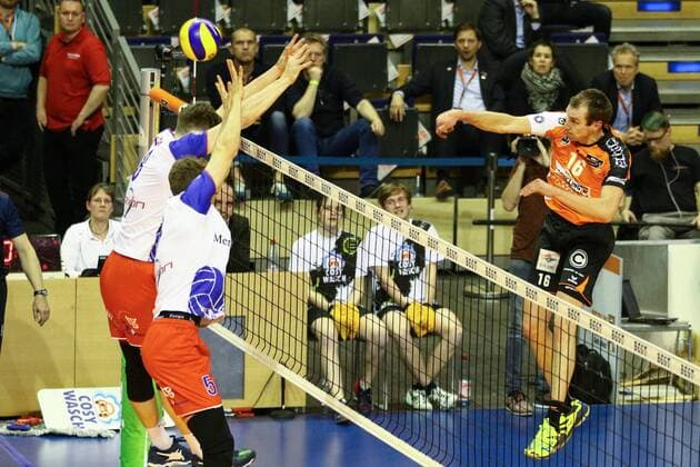Volleyball, Herren, Saison 2016 17, 1. Bundesliga, Playoff, Halbfinale, 3. Spiel, BR Volleys - United Volleys Rhein-Main Jan Klobucar (Nr. 8, United Volleys Rhein-Main), Lukas Bauer (Nr. 5, United Volleys Rhein-Main), Wouter ter Maat (Nr. 16, Berlin Recycling Volleys), 20.04.17, Copyright: xMichaelxHundtx xMatthiasxKochx