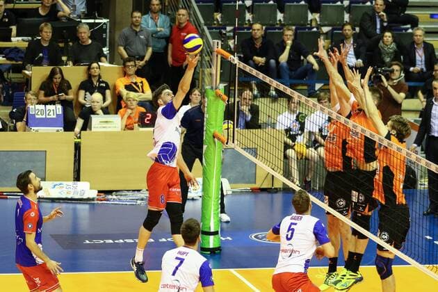 Volleyball, Herren, Saison 2016 17, 1. Bundesliga, Playoff, Halbfinale, 3. Spiel, BR Volleys - United Volleys Rhein-Main Jan Klobucar (Nr. 8, United Volleys Rhein-Main), Sebastian Kühner (Nr. 10, Berlin Recycling Volleys), Aleksandar Okolic (Nr. 1, Berlin Recycling Volleys), Robert Kromm (Nr. 3, Berlin Recycling Volleys), 20.04.17, Copyright: xMichaelxHundtx xMatthiasxKochx