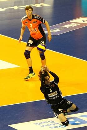 Volleyball, Herren, Saison 2016 17, 1. Bundesliga, Playoff, Halbfinale, 3. Spiel, BR Volleys - United Volleys Rhein-Main Robert Kromm (Nr. 3, Berlin Recycling Volleys), Luke Perry (Nr. 4, Berlin Recycling Volleys), 20.04.17, Copyright: xMichaelxHundtx xMatthiasxKochx
