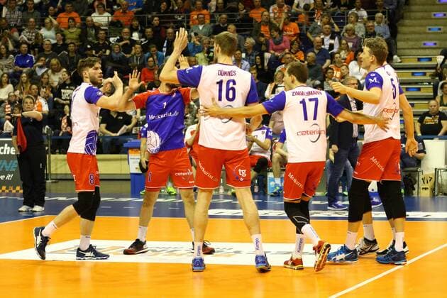 Volleyball, Herren, Saison 2016 17, 1. Bundesliga, Playoff, Halbfinale, 3. Spiel, BR Volleys - United Volleys Rhein-Main Jubel bei den United Volleys Rhein-Main, 20.04.17, Copyright: xMichaelxHundtx xMatthiasxKochx