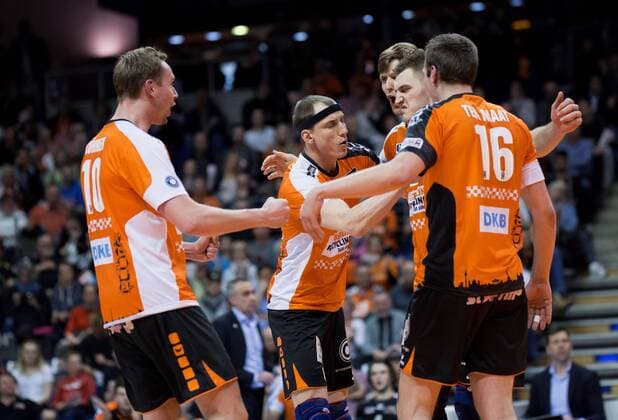 Berlin, Deutschland, 20.04.2017: Volleyball Bundesliga Playoff Halbfinale Spiel 3 Saison 2016 2017 - Berlin Recycling Volleys - United Volleys Rhein-Main. Jubel v.li. Sebastian Kühner Kuehner (BR Volleys 10), Felix Fischer (BR Volleys 6), Robert Kromm (BR Volleys 3), Aleksandar Okolic (BR Volleys 1), Wouter ter Maat (BR Volleys 16)