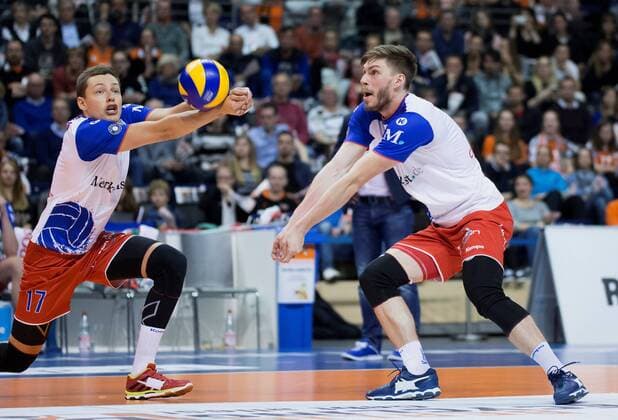 Berlin, Deutschland, 20.04.2017: Volleyball Bundesliga Playoff Halbfinale Spiel 3 Saison 2016 2017 - Berlin Recycling Volleys - United Volleys Rhein-Main. Egor Bogachev (BR Volleys 17), Jan Klobucar (United Volleys 8)