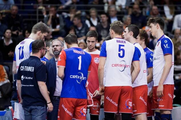 Berlin, Deutschland, 20.04.2017: Volleyball Bundesliga Playoff Halbfinale Spiel 3 Saison 2016 2017 - Berlin Recycling Volleys - United Volleys Rhein-Main. Trainer Michael Warm (United Volleys)