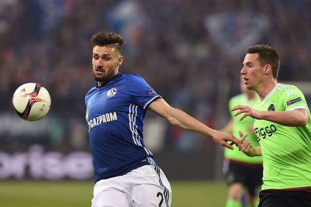 Fußball Europa League Viertelfinale FC Schalke 04 - Ajax Amsterdam am 20.04.2017 in der Veltins Arena in Gelsenkirchen Daniel Caligiuri ( Schalke ), links - Nick Viergever ( Amsterdam ), rechts xRx