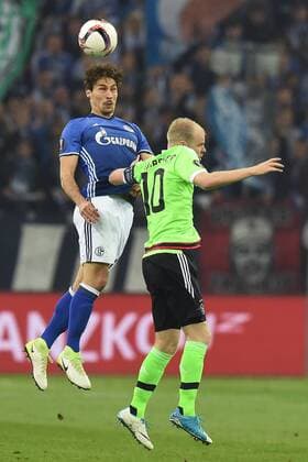 Fußball Europa League Viertelfinale FC Schalke 04 - Ajax Amsterdam am 20.04.2017 in der Veltins Arena in Gelsenkirchen Benjamin Stambouli ( Schalke ), links - Davy Klaassen ( Amsterdam ), rechts xRx