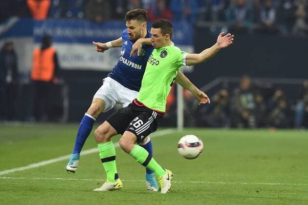 Fußball Europa League Viertelfinale FC Schalke 04 - Ajax Amsterdam am 20.04.2017 in der Veltins Arena in Gelsenkirchen Daniel Caligiuri ( Schalke ), links - Nick Viergever ( Amsterdam ), rechts xRx