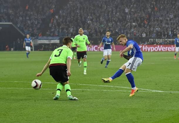 20.04.2017, Fussball, UEFA Europa League, Saison 2016 2017, Viertelfinale, FC Schalke 04 - Ajax Amsterdam, Max Meyer (Schalke 04), re., trifft mit diesem Schuss nur den Pfosten