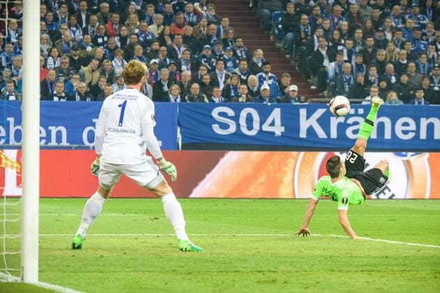 Themen der Woche - Sport Bilder des Tages - SPORT Nick Viergever (Ajax Amsterdam 26) und Torwart Ralf Faehrmann (FC Schalke 04 1) beim Europa League Spiel zwischen dem FC Schalke 04 und Ajax Amsterdam am 20.04.2017, Gelsenkirchen Copyright: xSchuelerx xEibnerx-xPressefotox EP_JSE