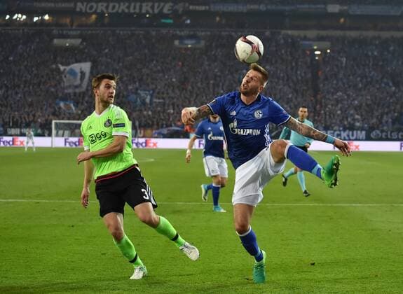 20.04.2017, Fussball, UEFA Europa League, Saison 2016 2017, Viertelfinale, FC Schalke 04 - Ajax Amsterdam, Guido Burgstaller (Schalke 04), re., gegen Joel Veltman (Ajax Amsterdam)