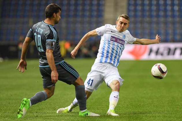 Celta s Jonny and Genk s Timothy Castagne fight for the ball during the return leg of quarterfinals in the Europa League competition between Belgian soccer team RC Genk and Spanish team Celta Vigo, Thursday 20 April 2017, in Genk. First leg ended on a 2-3 result in Spain. LUCxCLAESSEN  x05084099x