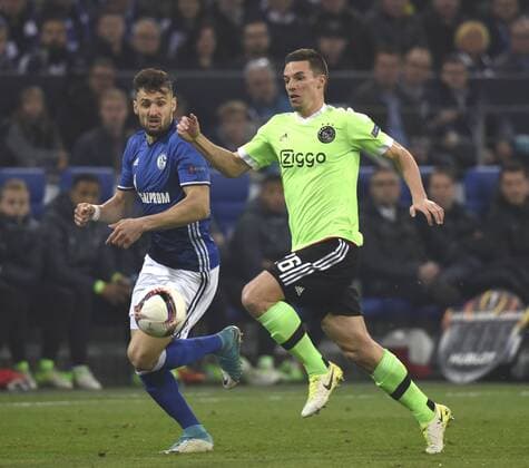 Europa League FC Schalke 04 - Ajax Amsterdam 20.04.2017 Daniel Caligiuri (S04) Aktion gegen Nick Viergever (Ajax) HM