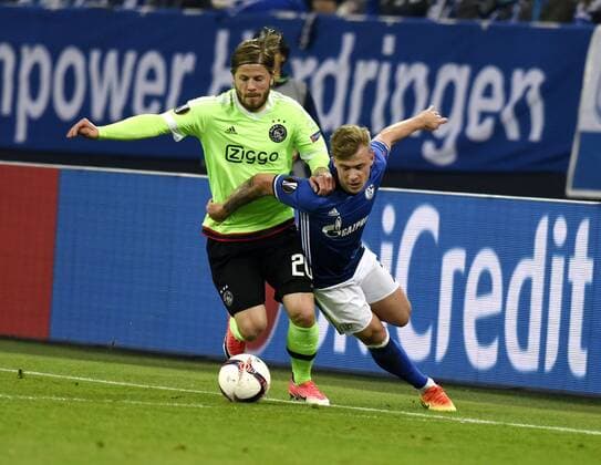 Europa League FC Schalke 04 - Ajax Amsterdam 20.04.2017 Lasse Schöne (Ajax) Aktion gegen Maximilian Meyer (S04) HM