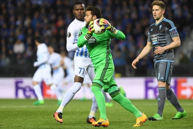 Genk s Mwbana Ally Samatta and Celta s goalkeeper Sergio Alvarez pictured during the return leg of quarterfinals in the Europa League competition between Belgian soccer team RC Genk and Spanish team Celta Vigo, Thursday 20 April 2017, in Genk. First leg ended on a 2-3 result in Spain. LUCxCLAESSEN  x05084107x