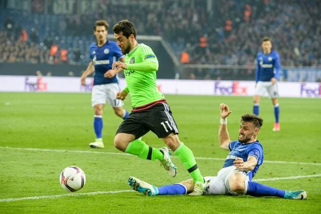 Amin Younes (Ajax Amsterdam 11) und Daniel Caligiuri (FC Schalke 04 2) beim Europa League Spiel zwischen dem FC Schalke 04 und Ajax Amsterdam am 20.04.2017, Gelsenkirchen Copyright: xSchuelerx xEibnerx-xPressefotox EP_JSE