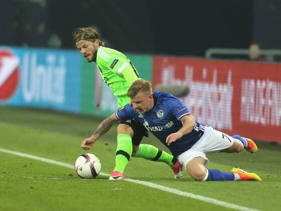 Gelsenkirchen, Germany 20.04.2017, UEFA Europa League, Halbfinale Rueckspiel, FC Schalke 04 - Ajax Amsterdam, Zweikampf Lasse Schoene (Ajax, L) gegen Max Meyer (Schalke). ( DeFodi512