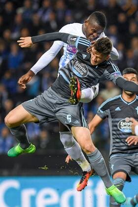 Genk s Mwbana Ally Samatta and Celta s Nemanja Radoja fight for the ball during the return leg of quarterfinals in the Europa League competition between Belgian soccer team RC Genk and Spanish team Celta Vigo, Thursday 20 April 2017, in Genk. First leg ended on a 2-3 result in Spain. LUCxCLAESSEN  x05084133x