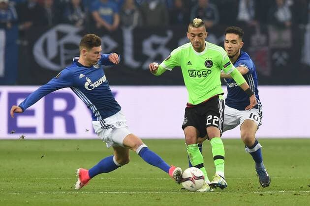 Fußball Europa League Viertelfinale FC Schalke 04 - Ajax Amsterdam am 20.04.2017 in der Veltins Arena in Gelsenkirchen Leon Goretzka ( Schalke ), links - Hakim Ziyech ( Amsterdam ), mitte - Nabil Bentaleb ( Schalke ), rechts xRx