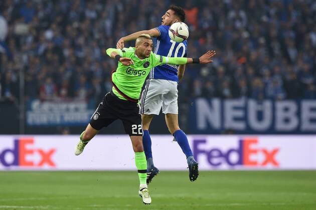 Fußball Europa League Viertelfinale FC Schalke 04 - Ajax Amsterdam am 20.04.2017 in der Veltins Arena in Gelsenkirchen Hakim Ziyech ( Amsterdam ), vorne - Nabil Bentaleb ( Schalke ), hinten xRx