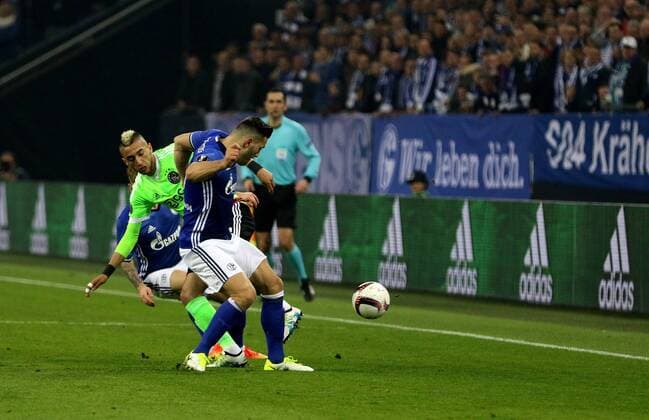 Sead Kolasinac (FC Schalke 04) im Zweikampf mit Hakim Ziyech (Ajax Amsterdam) beim Europa League Viertelfinal Rückspiel (Saison 2016 17) FC Schalke 04 - Ajax Amsterdam Copyright: Thomas Pakusch