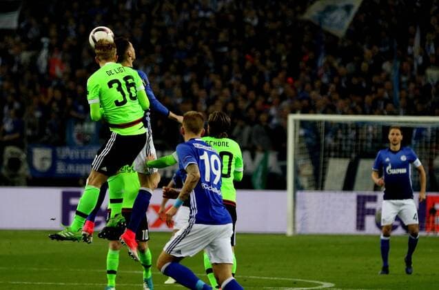 Matthijs de Ligt (Ajax Amsterdam) im Kopfballduell mit Leon Goretzka (FC Schalke 04) beim Europa League Viertelfinal Rückspiel (Saison 2016 17) FC Schalke 04 - Ajax Amsterdam Copyright: Thomas Pakusch