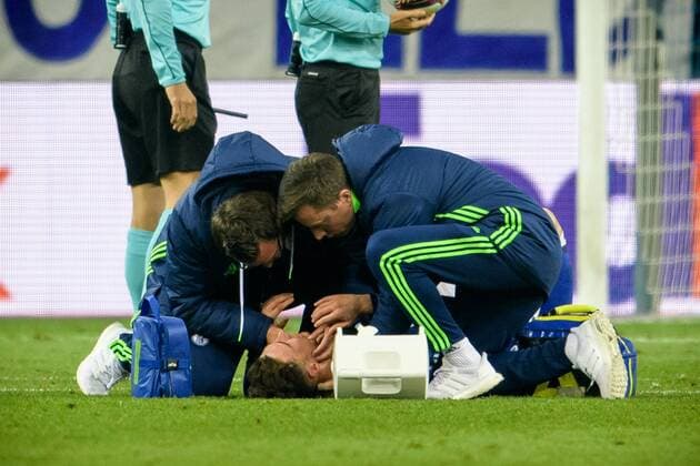 Leon Goretzka (FC Schalke 04 8) verletzt am Boden beim Europa League Spiel zwischen dem FC Schalke 04 und Ajax Amsterdam am 20.04.2017, Gelsenkirchen Copyright: xSchuelerx xEibnerx-xPressefotox EP_JSE