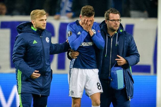 Leon Goretzka (FC Schalke 04 8) verletzt mit Johannes Geis (FC Schalke 04 5) beim Europa League Spiel zwischen dem FC Schalke 04 und Ajax Amsterdam am 20.04.2017, Gelsenkirchen Copyright: xSchuelerx xEibnerx-xPressefotox EP_JSE