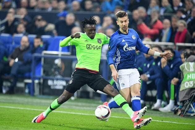 Fussball, UEFA Europa League, Saison 2016 2017, Viertelfinale , FC Schalke 04 vs Ajax Amsterdam 20.04.2017, Veltinsarena Gelsenkirchen, Bertrand Traore, Ajax Amsterdam, Matija Nastasic,