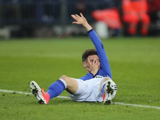 Themen der Woche - Sport Gelsenkirchen, Germany 20.04.2017, UEFA Europa League, Halbfinale Rueckspiel, FC Schalke 04 - Ajax Amsterdam, Leon Goretzka (Schalke) sitzt angeschlagen auf dem Rasen. ( DeFodi512