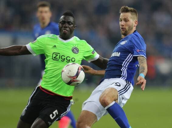 Gelsenkirchen, Germany 20.04.2017, UEFA Europa League, Halbfinale Rueckspiel, FC Schalke 04 - Ajax Amsterdam, Zweikampf Guido Burgstallerger (Schalke, R) gegen Davinson Sanchez (Ajax). ( DeFodi512