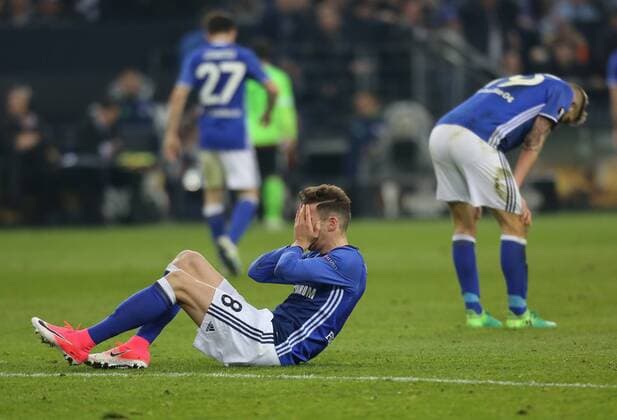 Themen der Woche - Sport Gelsenkirchen, Germany 20.04.2017, UEFA Europa League, Halbfinale Rueckspiel, FC Schalke 04 - Ajax Amsterdam, Leon Goretzka (Schalke) sitzt angeschlagen auf dem Rasen, rechts ist Guido Burgstaller. ( DeFodi512