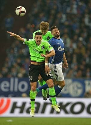 20.04.2017, Fussball UEFA Europa League 2016 2017, Viertelfinale, FC Schalke 04 - Ajax Amsterdam, in der VELTINS-Arena Gelsenkirchen. v.l. Nick Viergever (Ajax Amsterdam) und Matthijs de Ligt (Ajax Amsterdam) gegen Daniel Caligiuri (Schalke) 